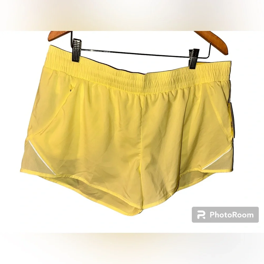NWT Women's Mid-Rise Run Shorts 3